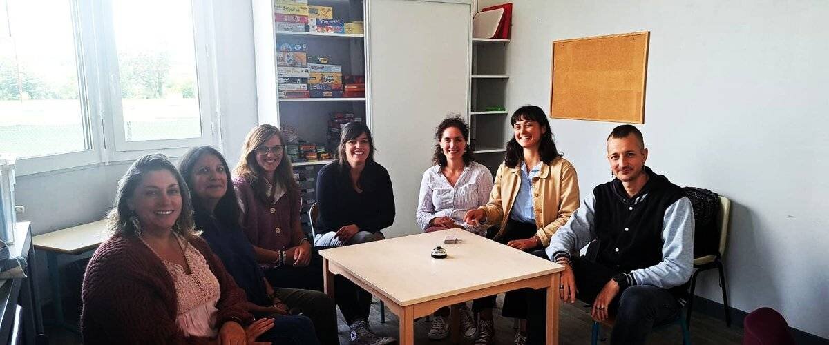 Élèves et bâtiments de l’école publique de Juillan