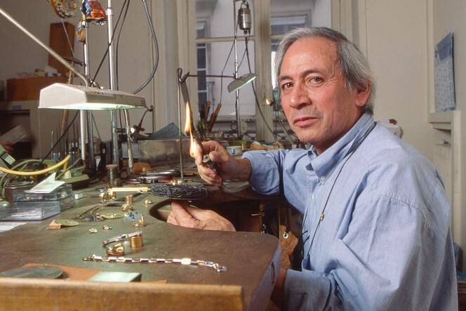 Jean Dinh Van dans son atelier de joaillerie, à Paris, en 1994.