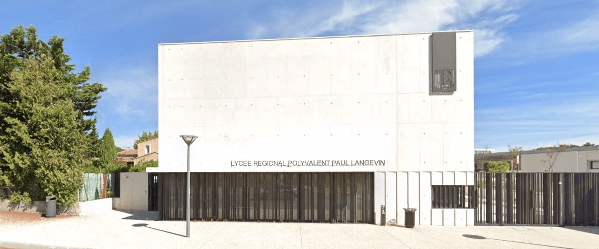 Vue générale du lycée après l’incident