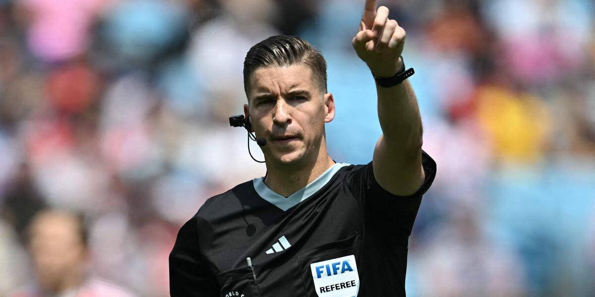 Letexier recevant son trophée IFFHS