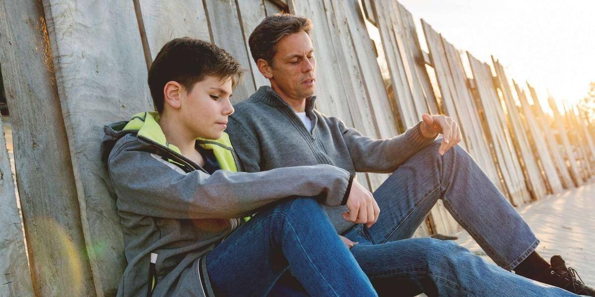 Parent et adolescent engagés dans un échange calme