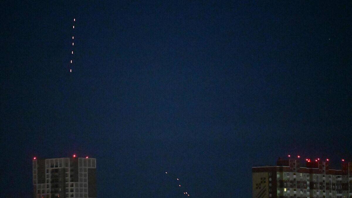 Attaque nocturne en Ukraine: dégâts et secours