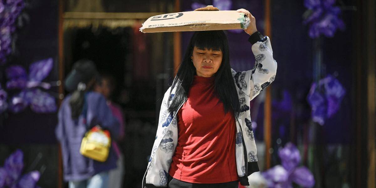 Citoyens protégeant leur visage lors d'une vague de chaleur