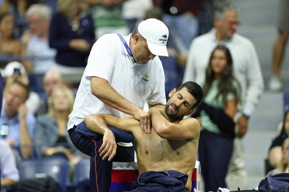 Djokovic se fait masser l'épaule pendant le tournoi