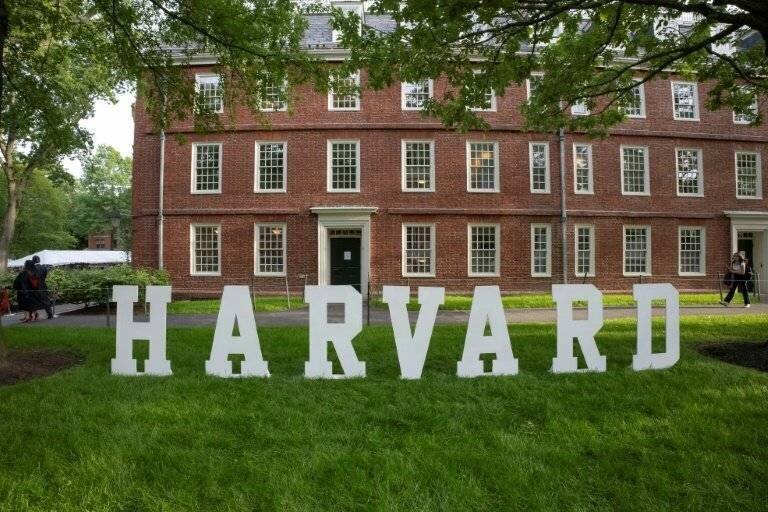 Juge et Harvard lors de la décision judiciaire