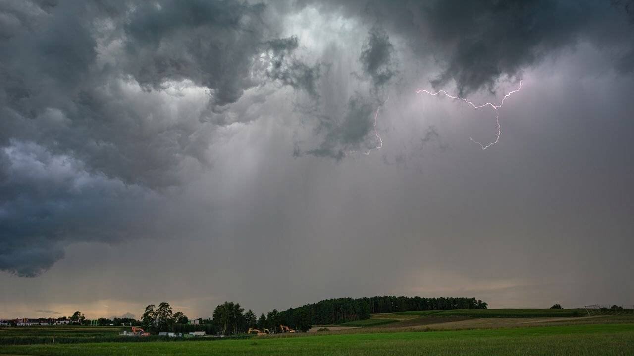 Illustration d\'orages et ciel très nuageux
