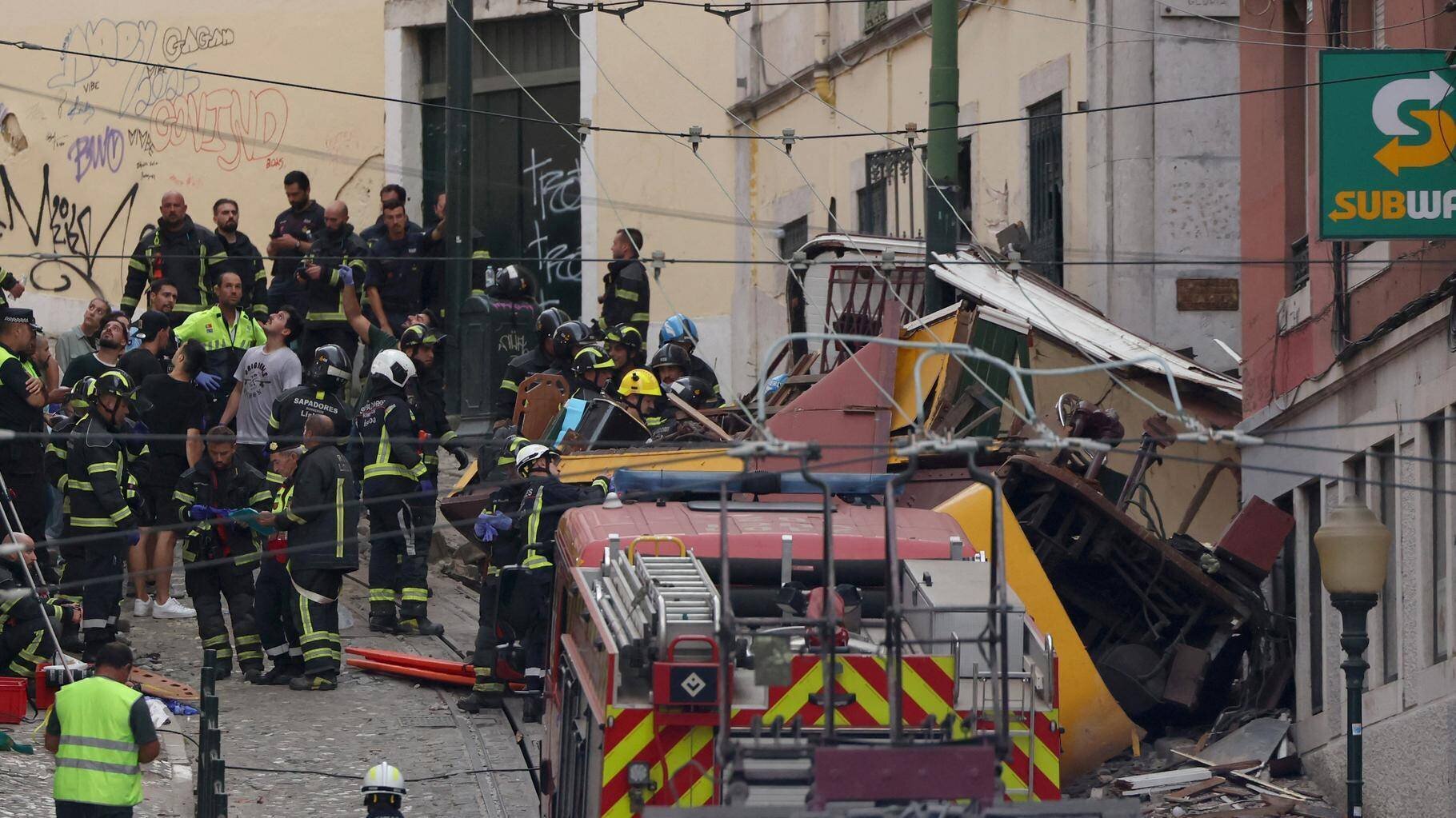 Secours et débris sur le site à Lisbonne