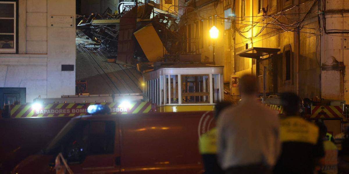 Secours et débris sur le site du drame