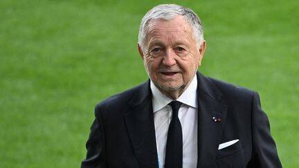 Jean-Michel Aulas lors d'un point presse à Bâle