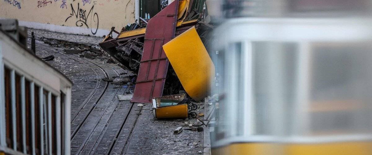 Vue d'un wagon du funiculaire endommagé