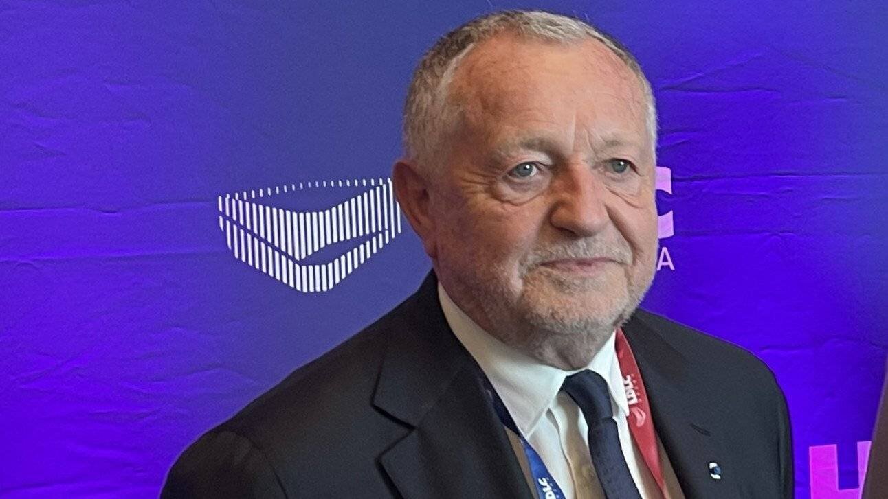Aulas entouré lors d'une annonce de candidature