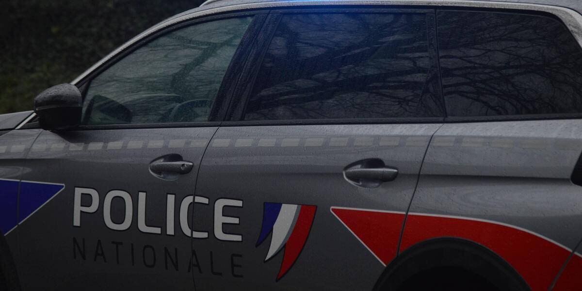 Police et véhicule lors d'une intervention près de Lyon