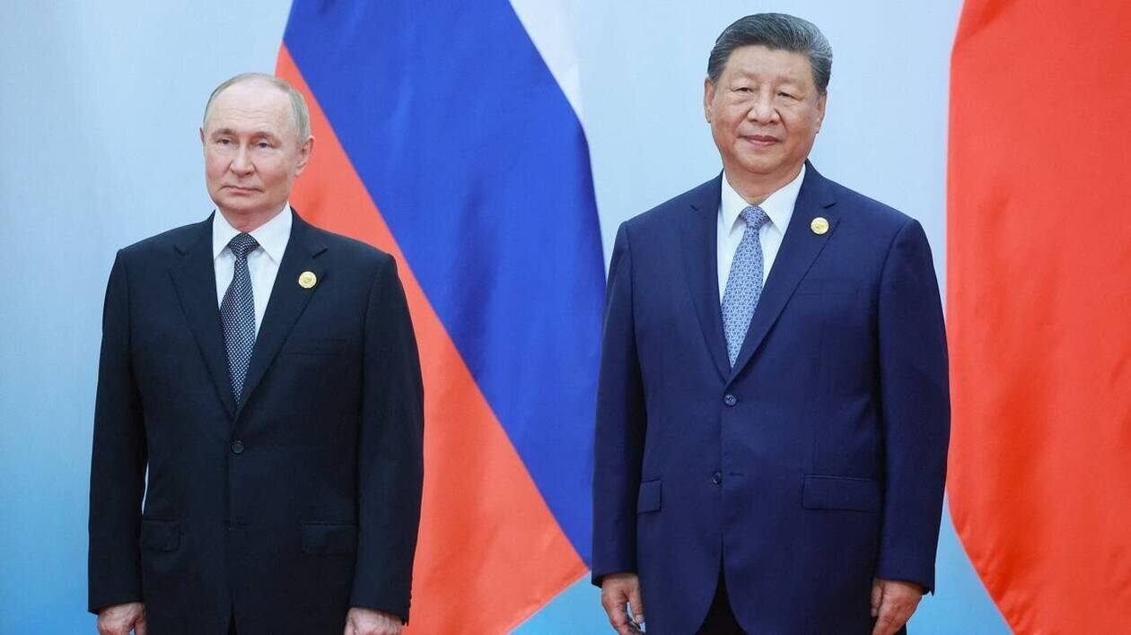 Dirigeants sur tapis rouge lors du défilé militaire en Chine