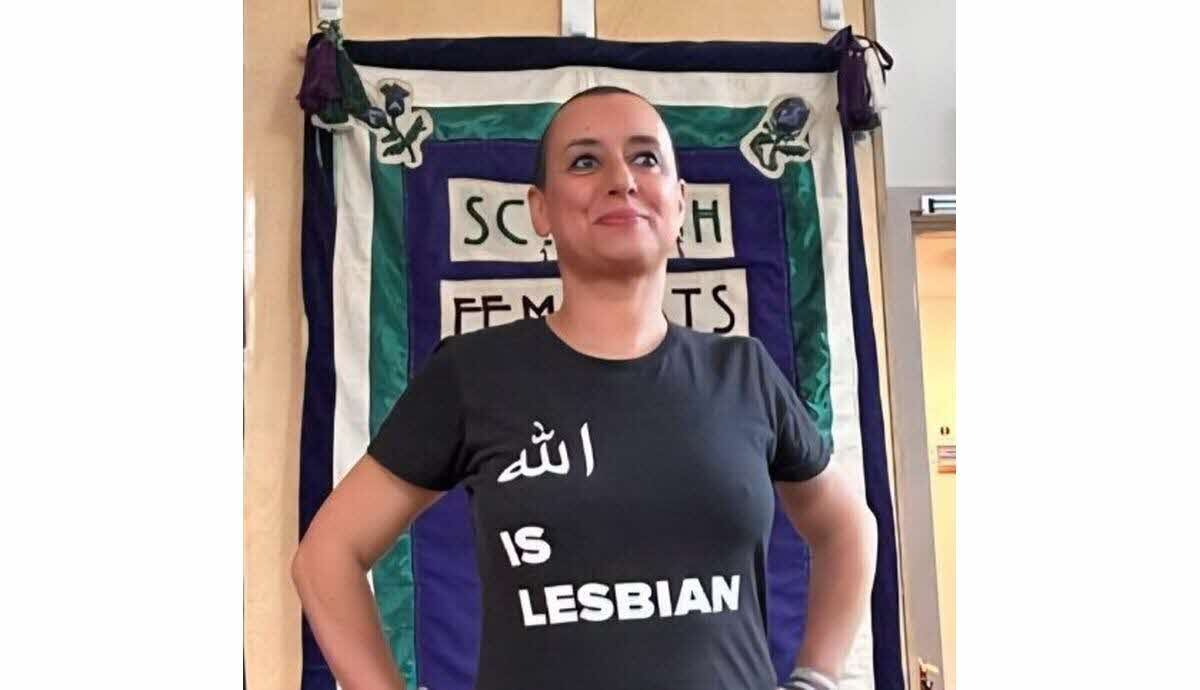 Affaire Lachgar: photo montrant la militante portant un t-shirt controversé