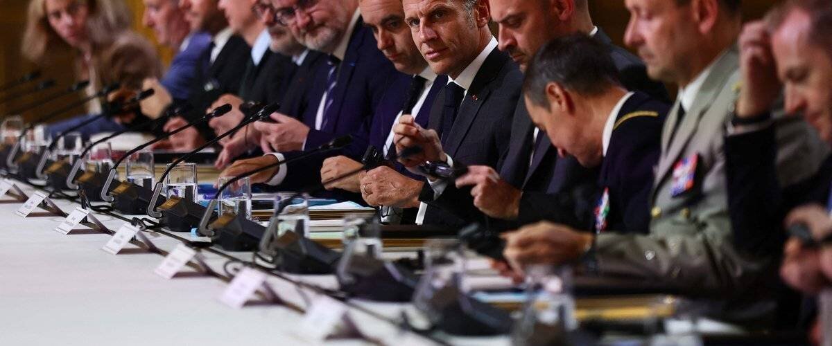 Réunion autour des volontaires à l’Elysée