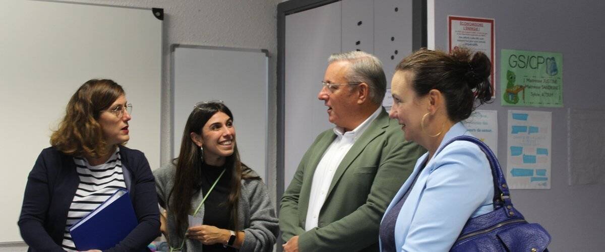 Photo d’élèves entrant en classe lors de la rentrée