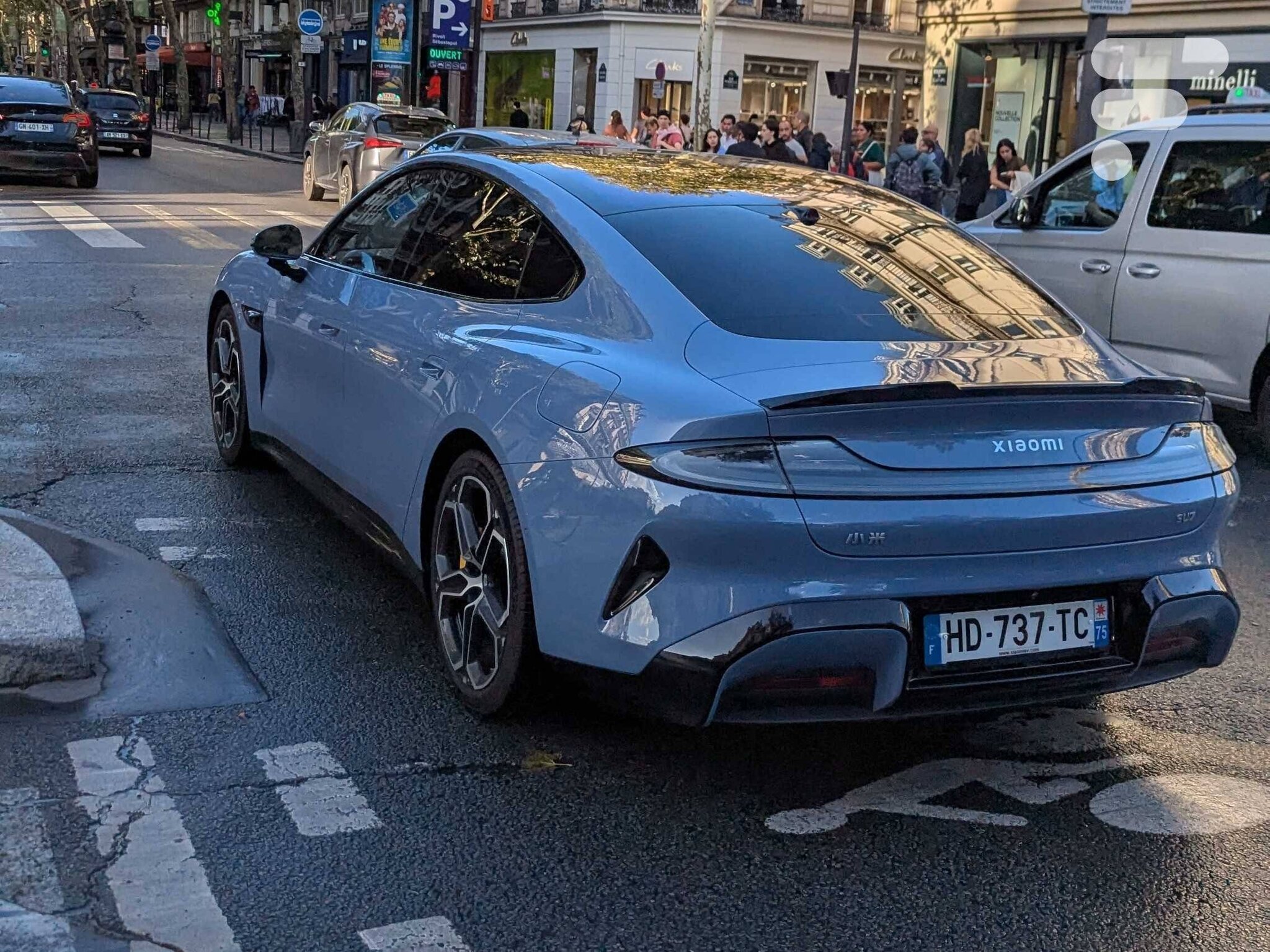 Xiaomi SU7 garée dans une rue de Paris