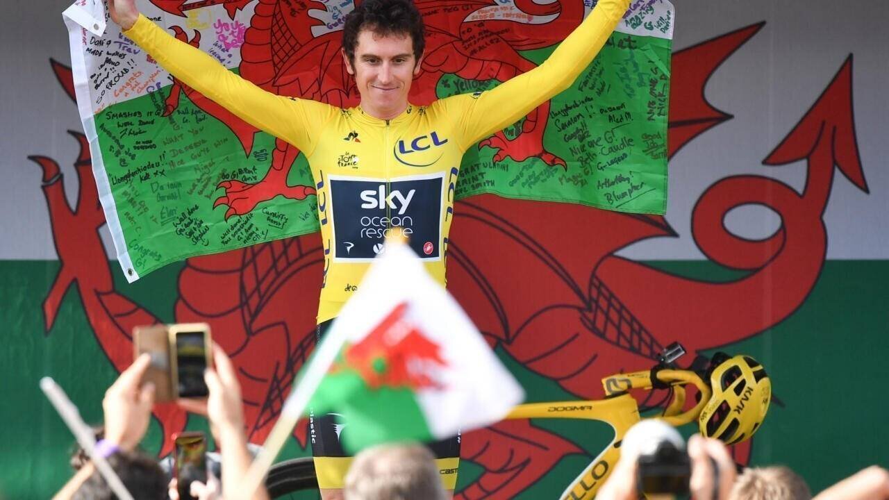 Geraint Thomas avec drapeau gallois à Cardiff
