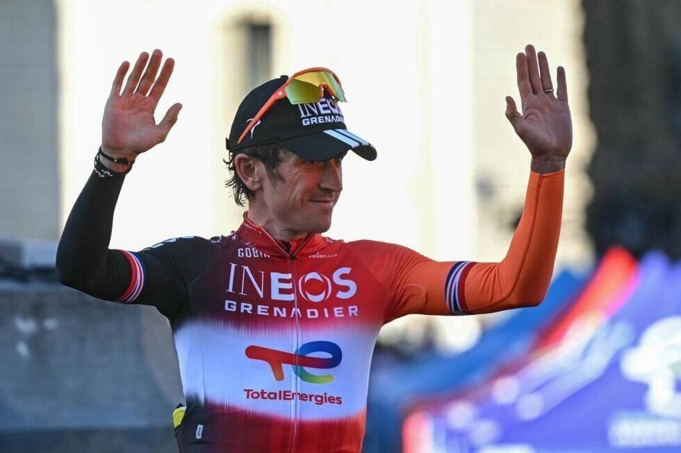 Geraint Thomas salue le public à la présentation du Tour