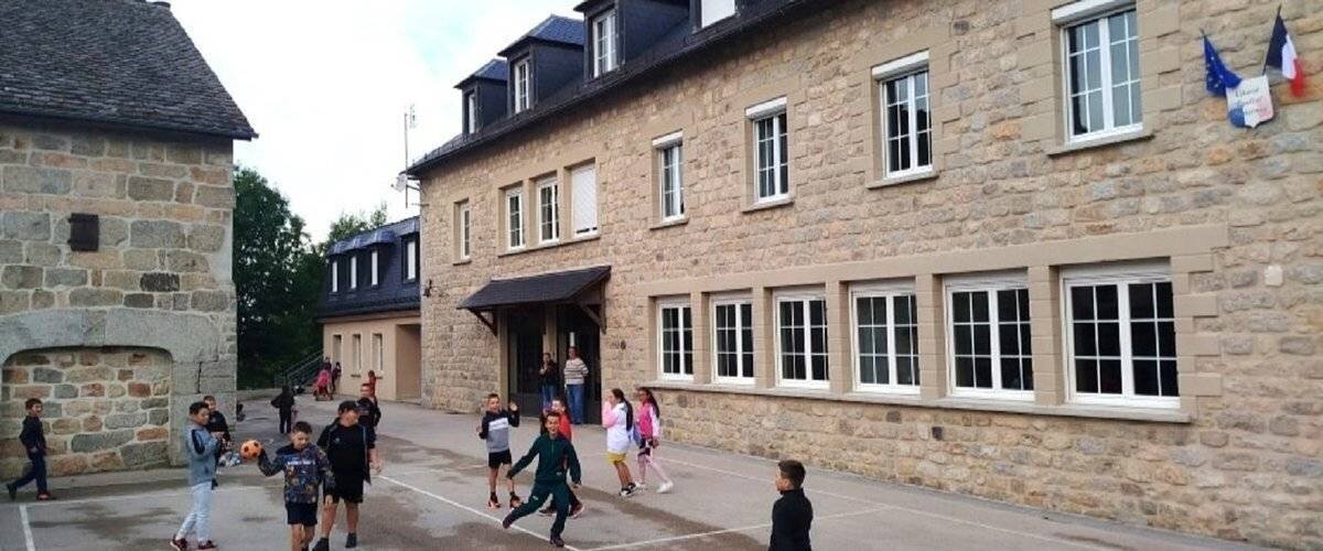 Élèves et enseignants à la rentrée à l’école de la Garde