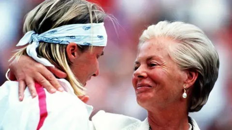 La duchesse consolant Jana Novotná à Wimbledon