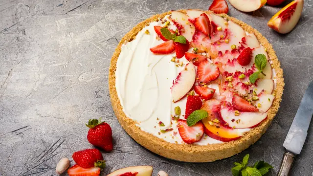 Clafoutis aux pêches et fraises sans gluten