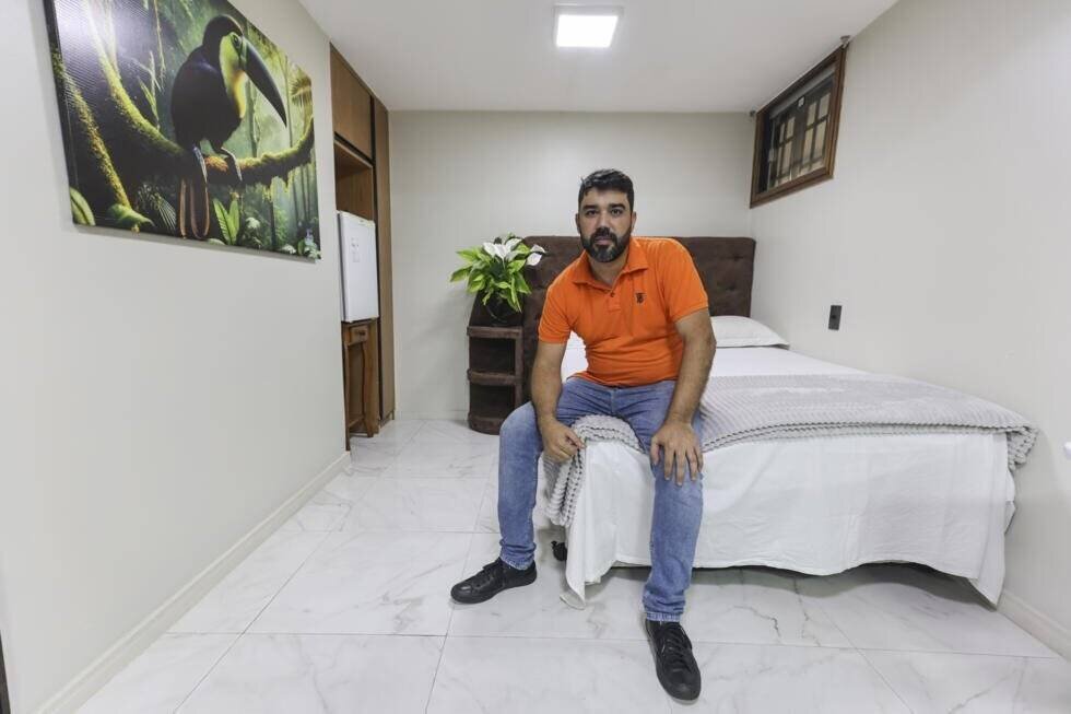 Le gérant de l'Hôtel COP30, Alcides Moura, dans une chambre de l'établissement