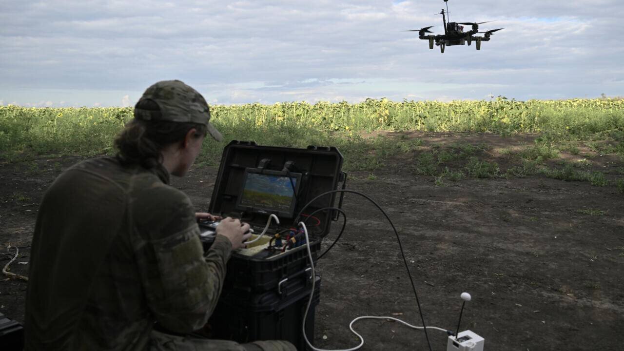Droniste ukrainien contrôlant un FPV lors d’un entraînement