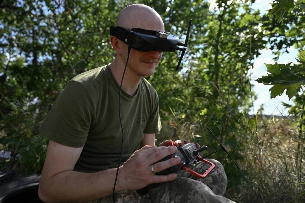 Soldat ukrainien et drone lors d’un entraînement