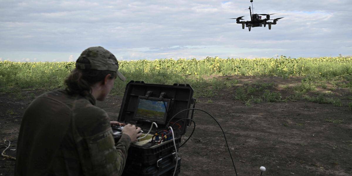 Drone et soldats ukrainiens sur le front