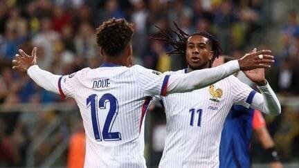 Désiré Doué et Michael Olise célèbrent un but