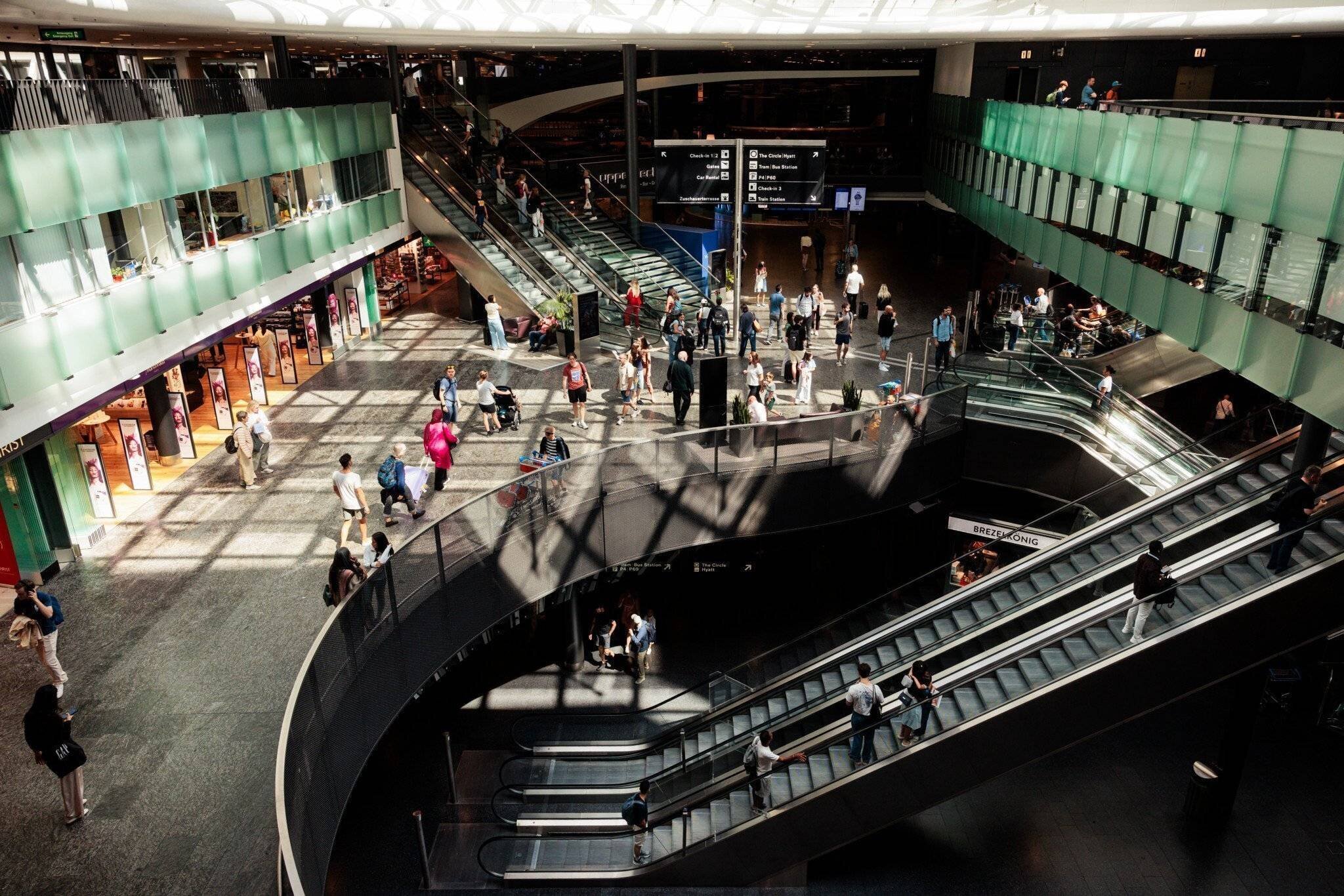 Intérieur de l'aéroport de Kloten avec passagers