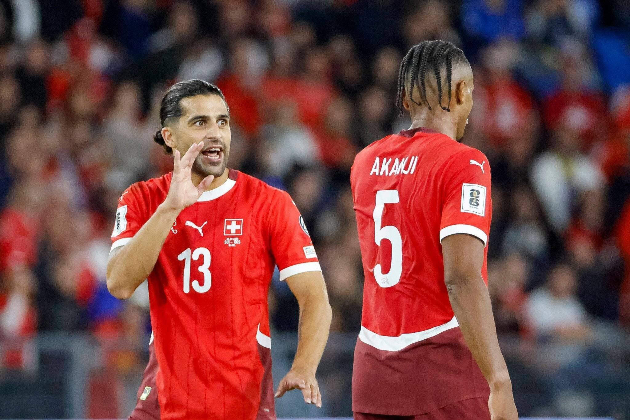 Ricardo Rodriguez et Manuel Akanji discutent