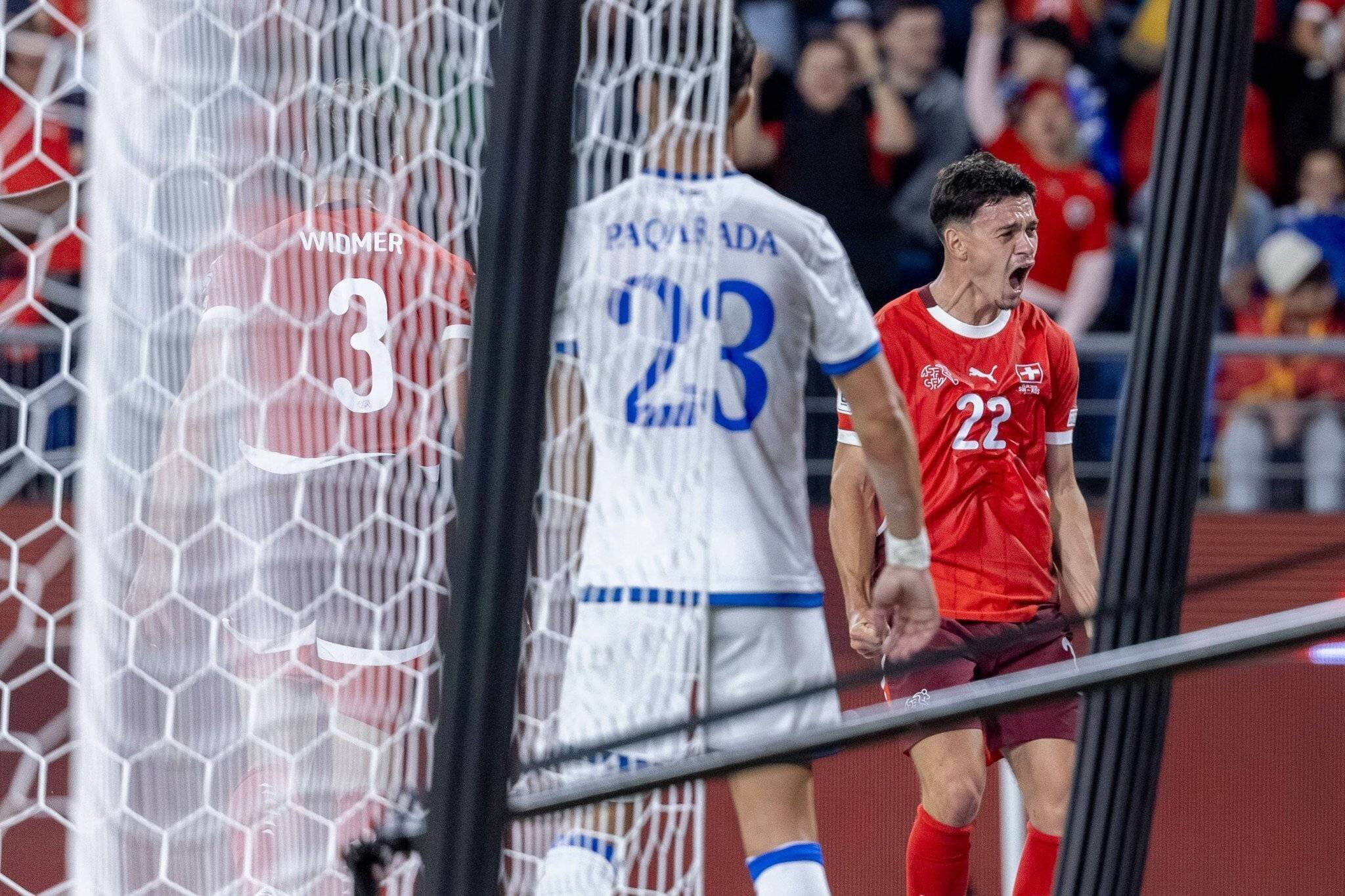 Fabian Rieder célèbre un but