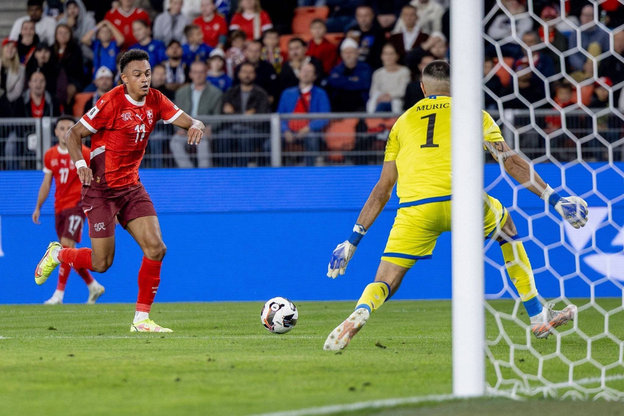 Dan Ndoye tente une frappe