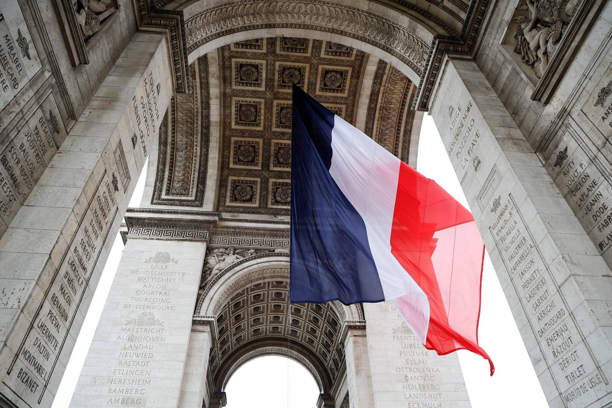 Drapeau français au-dessus de l'Arc de Triomphe