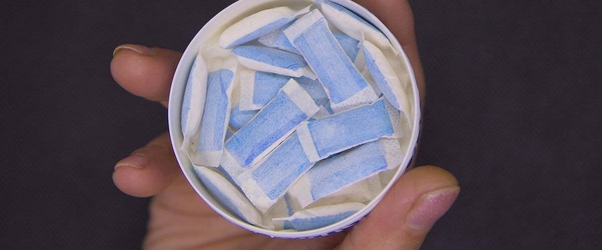 Mini-sachets de nicotine entre lèvre et gencive