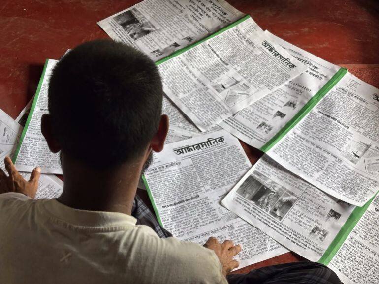 Hasan consulte des exemplaires