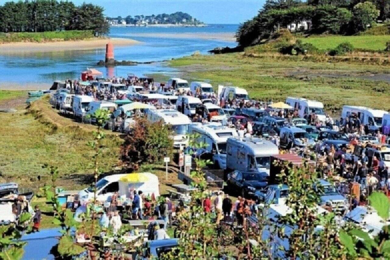 Vue générale du vide-grenier sur le port de Toul an Héry