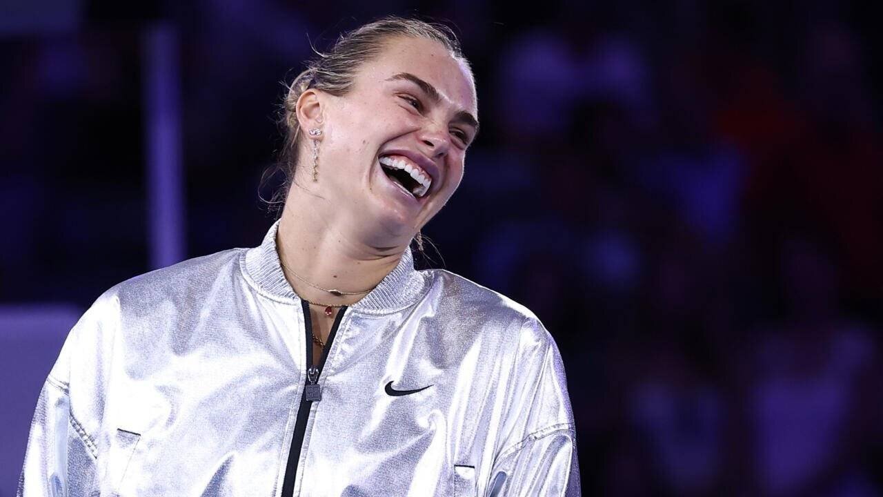 Aryna Sabalenka célèbre sa victoire sur le court Arthur-Ashe