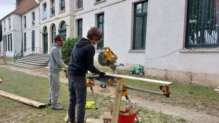 Étudiants d’une école de commerce en bénévolat dans un centre social des Yvelines