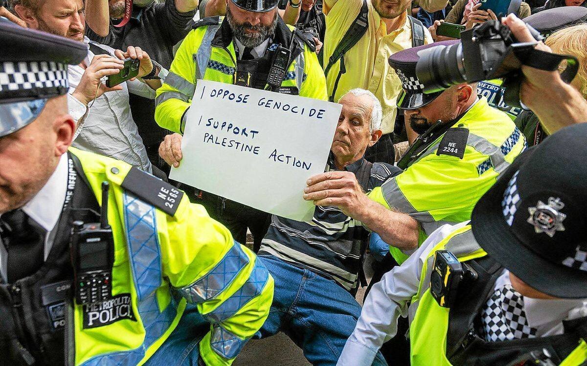 Police et manifestants lors du rassemblement à Londres