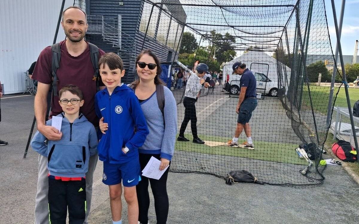 Elliot teste le softball sur le forum des associations à Park Nevez, Lannion