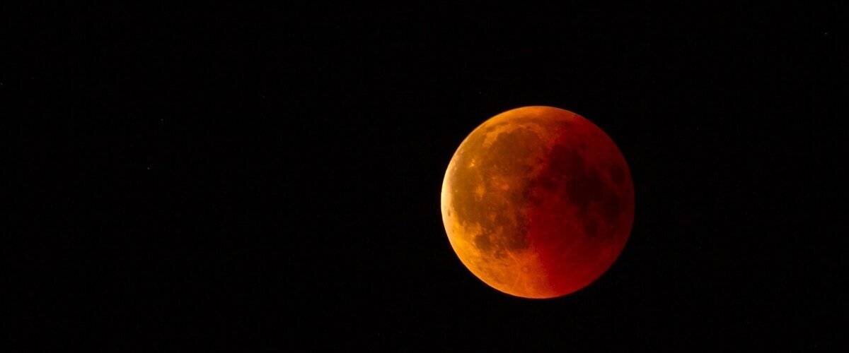 Lune de sang observée lors d'une éclipse lunaire