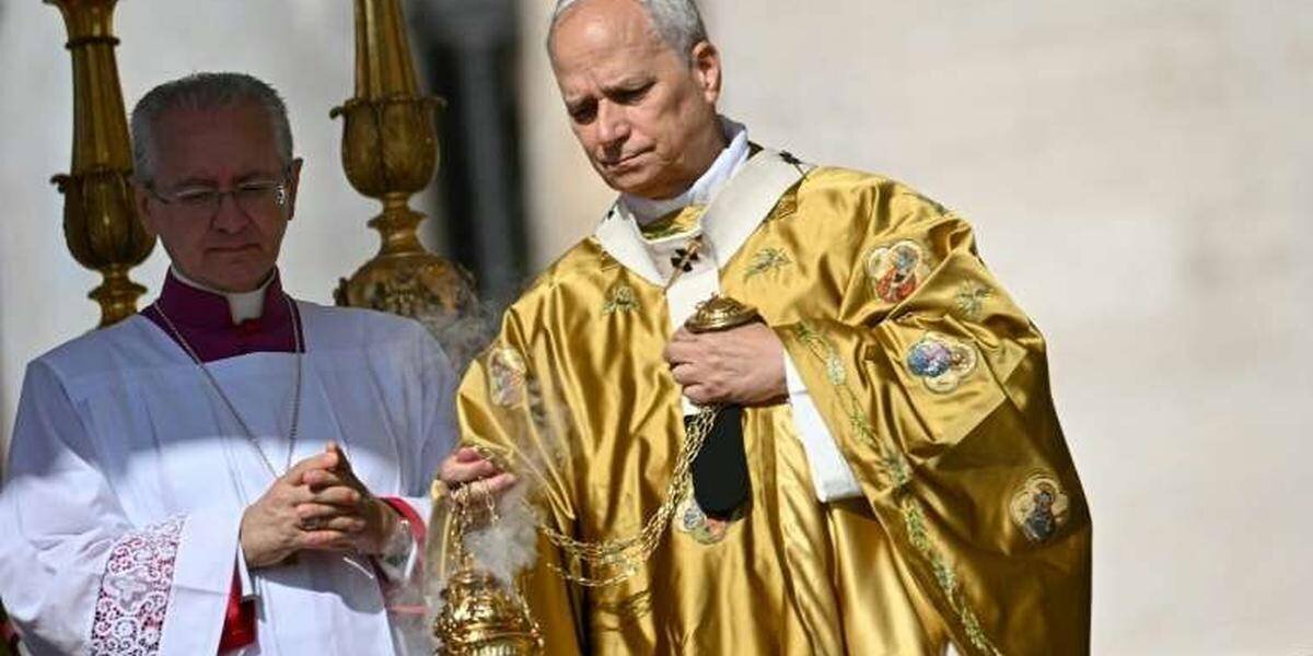 Cérémonie au Vatican et foule sur la place Saint-Pierre