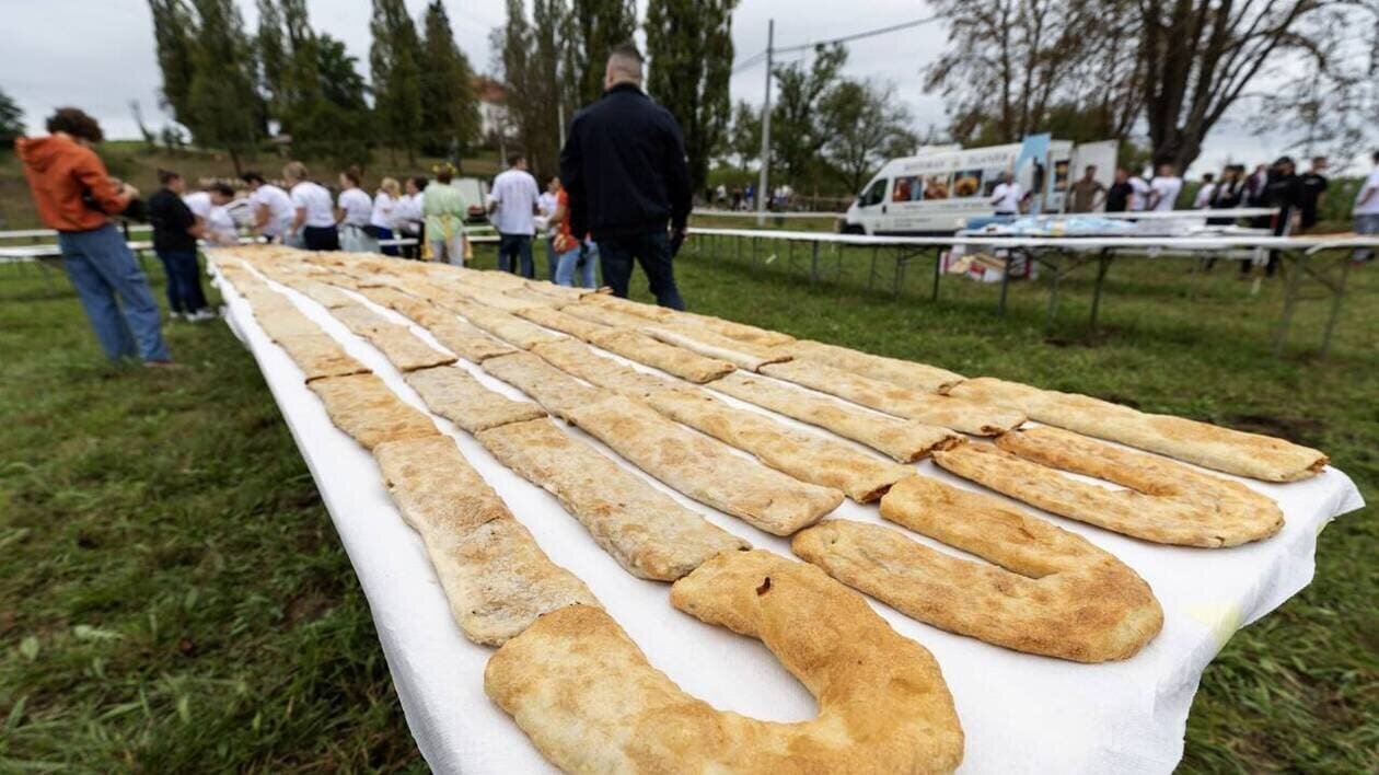 Vue du village croate et de l'événement Strudelfest
