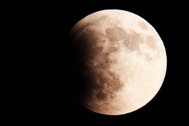 Lune lors de la phase partielle de l'éclipse