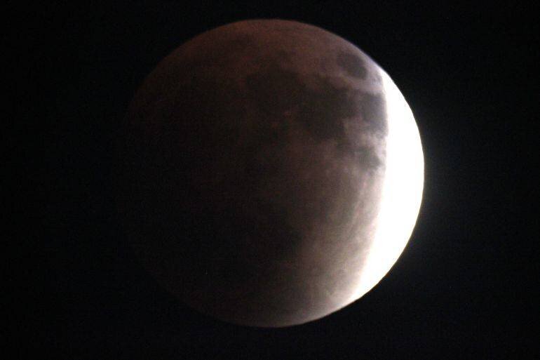 Entrée presque totale de la Lune dans l'ombre terrestre
