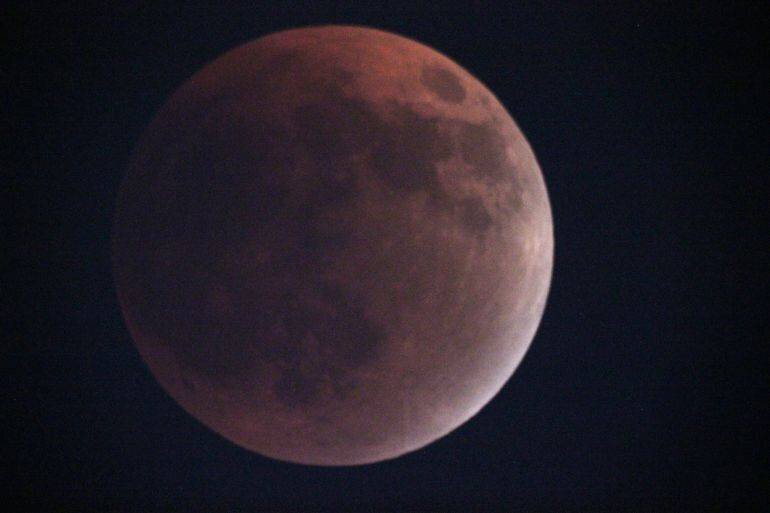 Lune en totalité d'éclipse, couleur rouge