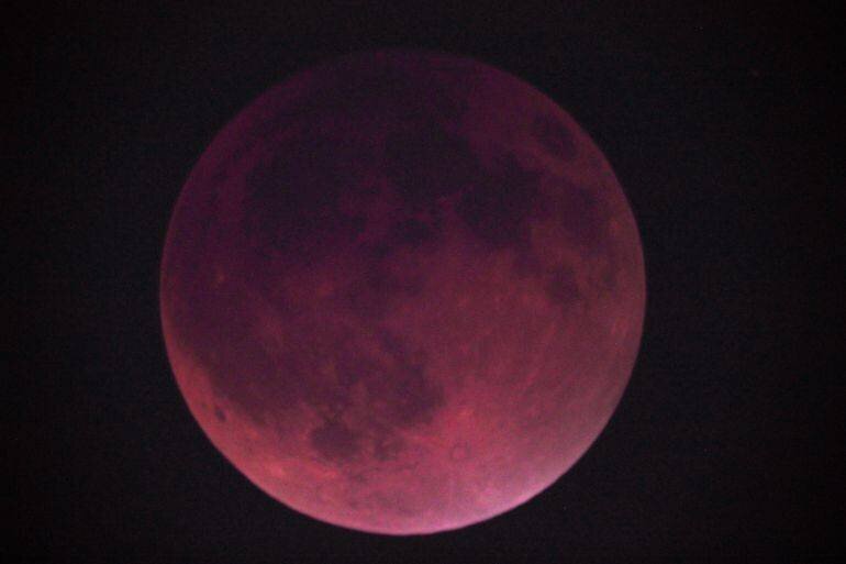 Lune rouge au pic de l'éclipse